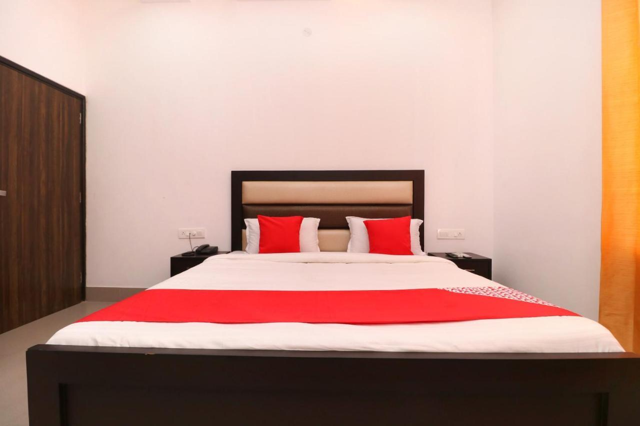 Oyo 23235 Hotel Roopmahal & Restaurant Amritsar Buitenkant foto